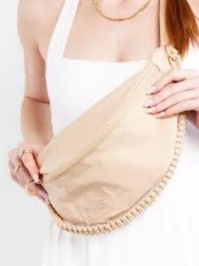 NWOT Beis The Sport Travel Fanny Pack Bag Beige